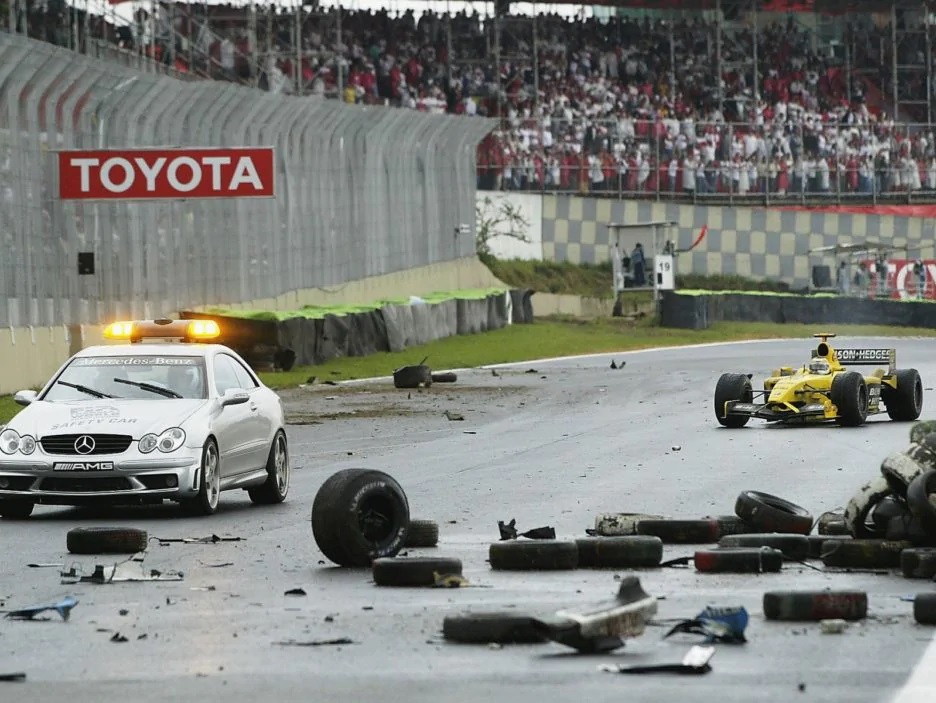 Periodi duri per gli amanti del motorsport, vero? Difficile stare sul divano senza guardare delle vetture che girano in pista? Ci pensiamo noi! Ecco 10 gare spettacolari da riguardare per abbattere la noia.