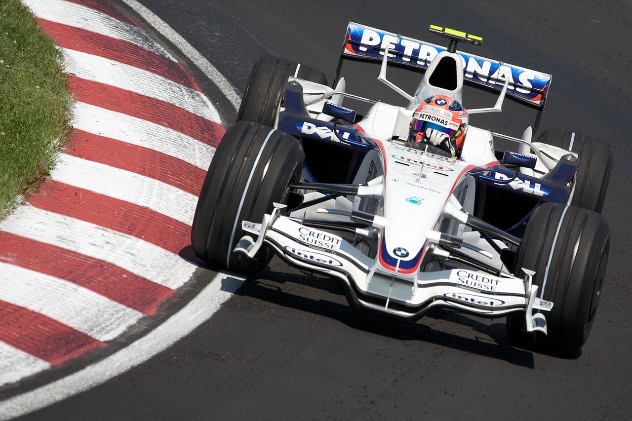 Ripercorriamo oggi la storia di uno dei brand cui nome ha fatto la storia della Formula 1, seppur non avendo mai avuto un team tutto per sé: BMW. Ma andiamo con ordine...