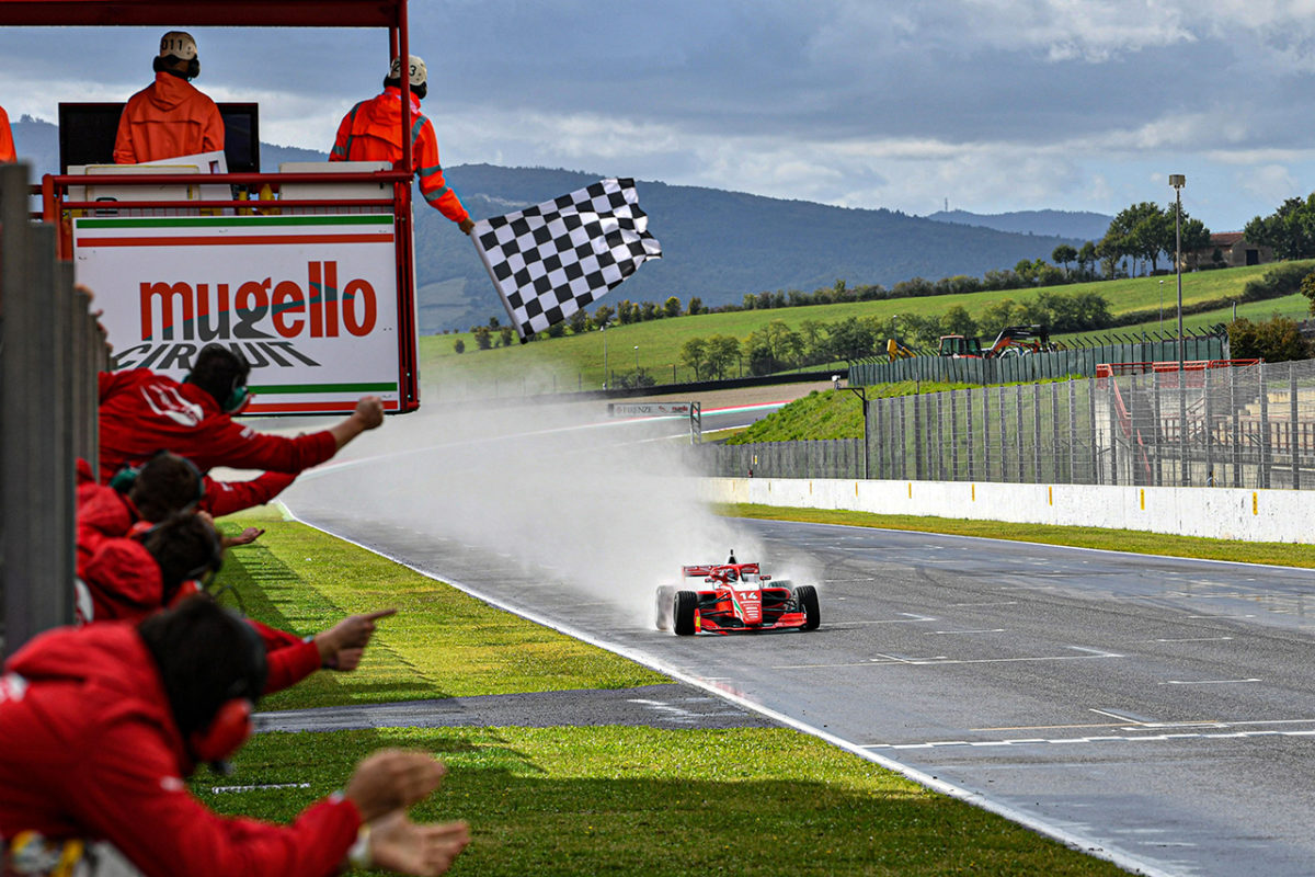 Arthur Leclerc, il fratellino dell’ormai celebre pilota monegasco, siederà, per questa stagione, su una vettura Prema in Formula 3. Il talentino classe 2000 è già entrato a far parte della Ferrari Driver Academy nel 2020 mentre correva, sempre con Prema, in Formula Regional.
