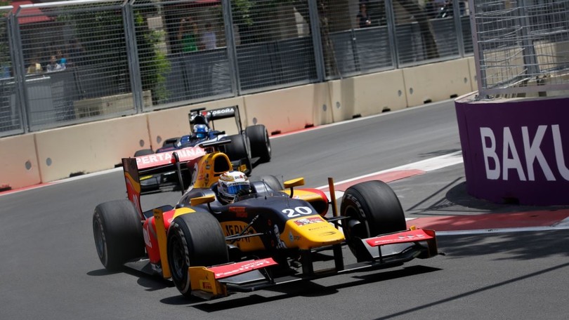 Sempre con la testa sulle spalle, definito da tutti umile sin dai primi tempi, ha sempre lavorato duro per arrivare tra i grandi, riuscendoci ufficialmente nel 2019 grazie alla possibilità concessagli dall'Alfa Romeo. Antonio Giovinazzi ce l'ha fatta, contro tutto e tutti, più veloce delle critiche, sia in pista che fuori. Il suo presente in pista è ben conosciuto dagli appassionati, ma i sacrifici che hanno fatto Antonio e la sua famiglia sono sconosciuti a molti.