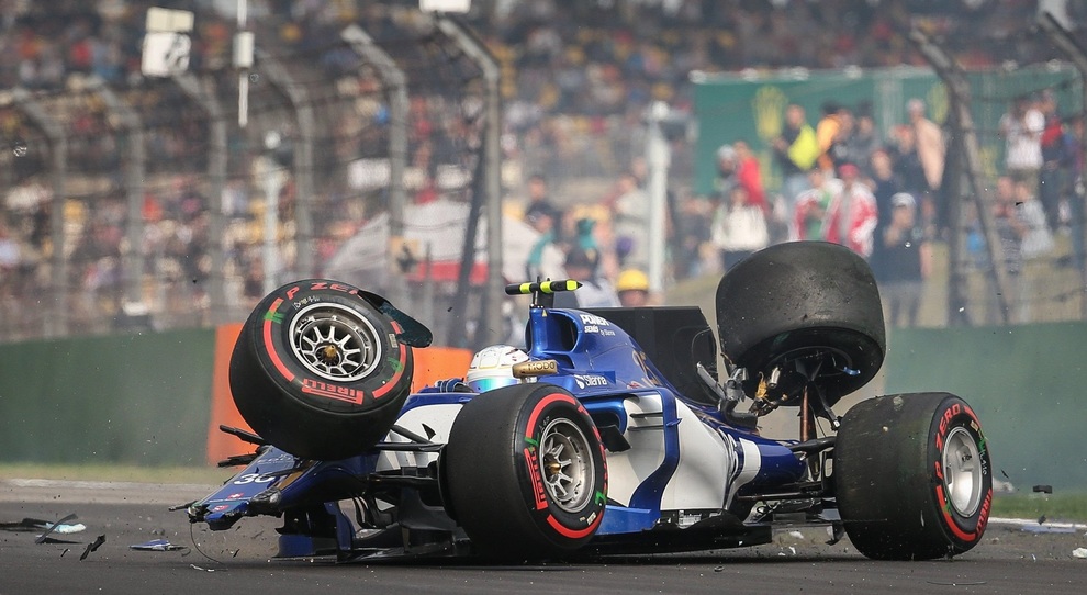 Sempre con la testa sulle spalle, definito da tutti umile sin dai primi tempi, ha sempre lavorato duro per arrivare tra i grandi, riuscendoci ufficialmente nel 2019 grazie alla possibilità concessagli dall'Alfa Romeo. Antonio Giovinazzi ce l'ha fatta, contro tutto e tutti, più veloce delle critiche, sia in pista che fuori. Il suo presente in pista è ben conosciuto dagli appassionati, ma i sacrifici che hanno fatto Antonio e la sua famiglia sono sconosciuti a molti.
