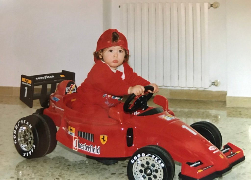 Sempre con la testa sulle spalle, definito da tutti umile sin dai primi tempi, ha sempre lavorato duro per arrivare tra i grandi, riuscendoci ufficialmente nel 2019 grazie alla possibilità concessagli dall'Alfa Romeo. Antonio Giovinazzi ce l'ha fatta, contro tutto e tutti, più veloce delle critiche, sia in pista che fuori. Il suo presente in pista è ben conosciuto dagli appassionati, ma i sacrifici che hanno fatto Antonio e la sua famiglia sono sconosciuti a molti.