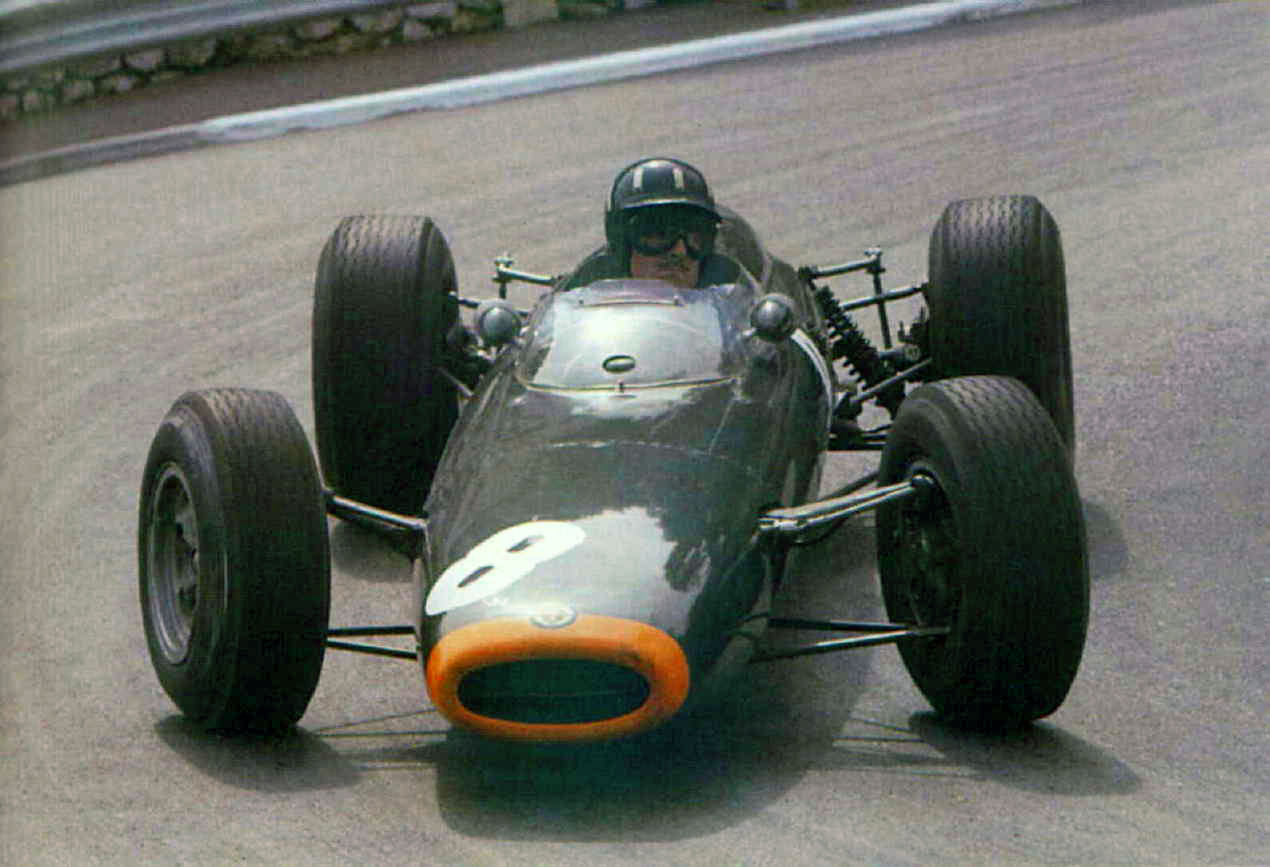 Nel corso di 70 anni di storia della F1, abbiamo assistito a battaglie, sorpassi e gare mai viste. Nella maggior parte dei casi queste battaglie duravano una o al massimo qualche gara, ma a volte, la lotta per i mondiali, poteva durare un campionato intero. Vi porteremo alla scoperta dei campionati più entusiasmanti della storia, ovviamente decisi all'ultimo.