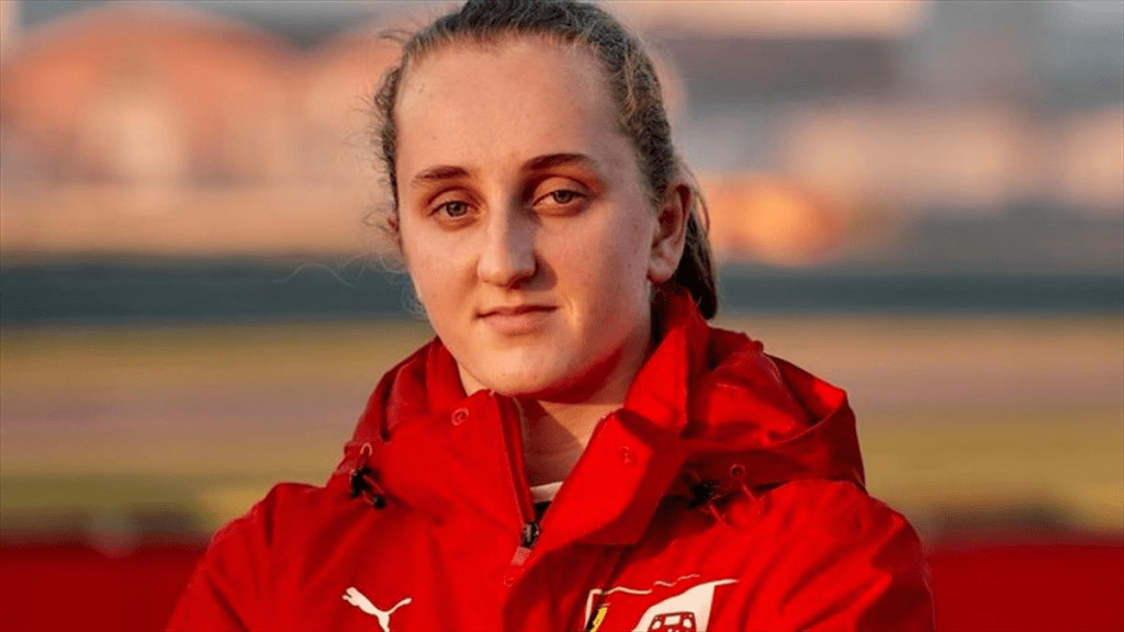 Maya Weug, classe 2004, di nazionalità belga e olandese (La prima presa dalla madre, la seconda dal padre), vive e corre in Spagna. A sette anni sale su un go-kart ed è subito amore; due anni dopo inizia la sua carriera e si afferma vice campionessa spagnola e, nel 2016, campionessa della WSK. Dal 2019 fa parte della “Richard Mille Young Talent Academy”. Nel 2020 partecipa al WSK Euro Championship e viene chiamata a far parte dell’ FIA Girls on Track Rising Stars, un’iniziativa sostenuta dalla Scuderia Ferrari per selezionare la migliore pilota e dare un contributo per avviare la sua carriera. 
