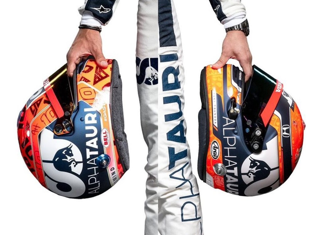 I caschi scelti da Gasly e Tsunoda per la stagione 2021 hanno destato molte critiche. Salvo qualche particolare, infatti, gli elmetti del francese e del nipponico sono uguali, o per lo meno le uniche differenze esistenti saranno irriconoscibili alle alte velocità.