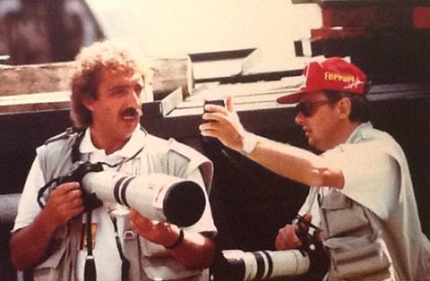 Piloti e giornalisti definito da sempre un rapporto complicato, ma non oggi, non in questa storia. La storia di Angelo Orsi che da impiegato della SIP, odierna Telecom, diventa uno dei fotografi di punta della Formula 1, amico fidato di diversi piloti, amico fraterno di Ayrton Senna.