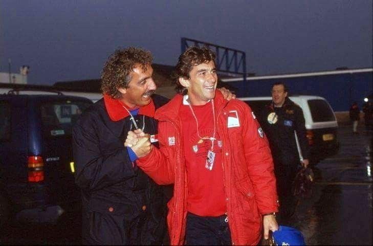 Piloti e giornalisti definito da sempre un rapporto complicato, ma non oggi, non in questa storia. La storia di Angelo Orsi che da impiegato della SIP, odierna Telecom, diventa uno dei fotografi di punta della Formula 1, amico fidato di diversi piloti, amico fraterno di Ayrton Senna.