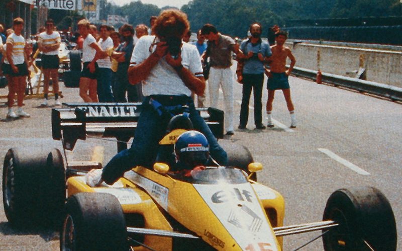 Piloti e giornalisti definito da sempre un rapporto complicato, ma non oggi, non in questa storia. La storia di Angelo Orsi che da impiegato della SIP, odierna Telecom, diventa uno dei fotografi di punta della Formula 1, amico fidato di diversi piloti, amico fraterno di Ayrton Senna.