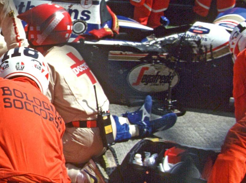 Piloti e giornalisti definito da sempre un rapporto complicato, ma non oggi, non in questa storia. La storia di Angelo Orsi che da impiegato della SIP, odierna Telecom, diventa uno dei fotografi di punta della Formula 1, amico fidato di diversi piloti, amico fraterno di Ayrton Senna.