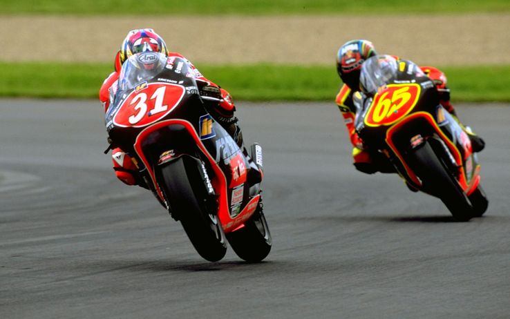 Quella tra Loris Capirossi e Tetsuya Harada in 250 è la storia di una rivalità che toccò il picco massimo nel GP decisivo della stagione 1998. Ripercorriamo l'episodio che innescò l'infinita serie di polemiche.