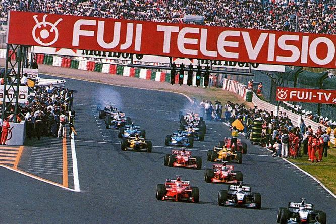 Suzuka 1998: Schumacher e Hakkinen in un duello finito... per una gomma