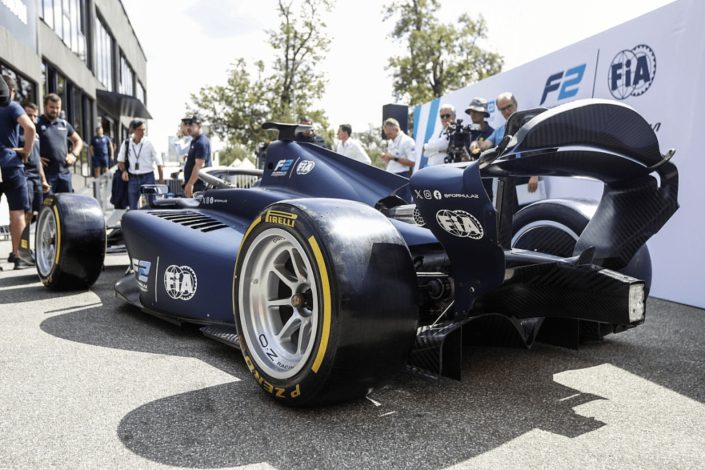 Un salto nella categoria cadetta delle monoposto a ruote scoperte: scopriamo insieme come è fatta una vettura di Formula 2.