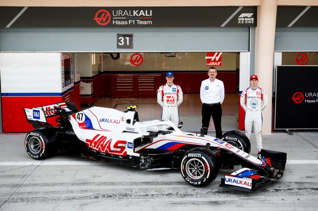 Schumacher, Steiner e Mazepin presentano la nuova Haas VF-21