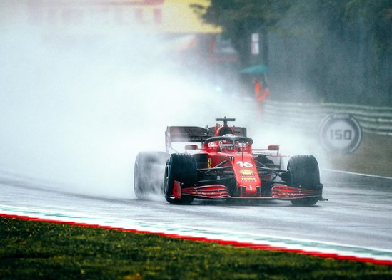 Charles Leclerc sotto il diluvio di Imola