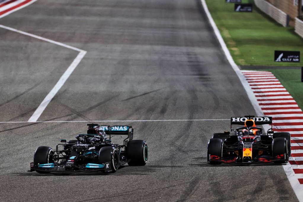 lewis hamilton e max verstappen in lotta per la posizione 