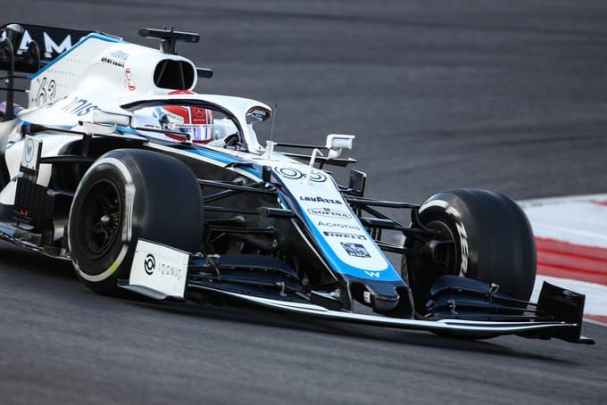 Pochi mesi sono passati da quando George Russell ha visto sfumare davanti a sé ciò che, qualche settimana dopo, gli verrà restituito in veste di un misero premio di consolazione. Nel Gran Premio di Imola il pilota inglese ancora non aveva assaporato cosa volesse dire entrare nella storia. In Formula Uno i piloti vanno e vengono, per occupare un posto nell’eternità di questo folle mondo devi diventare qualcuno.