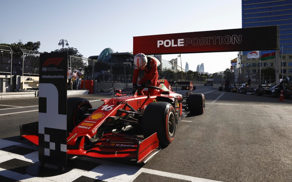 Charles Leclerc ha rivelato di aver perso la testa del Gran Premio dell'Azerbaigian contro Lewis Hamilton dopo aver tagliato una curva per colpa di un ramo.