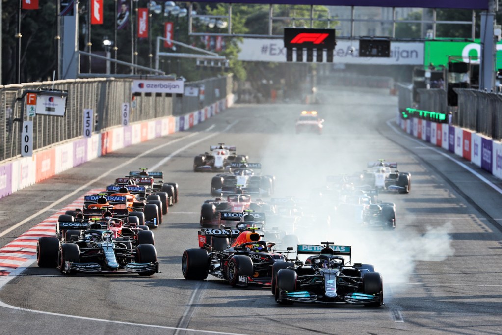 Hamilton va lungo in curva 1 durante il GP d'Azerbaigian
