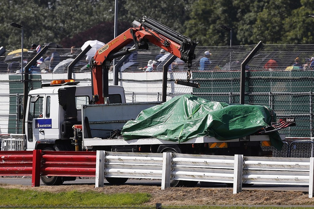 Red Bull RB16B di Verstappen avvolta nel telo verde