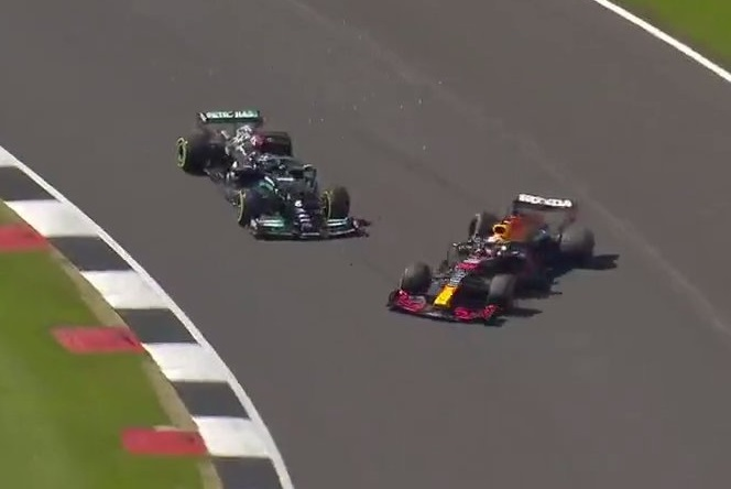 La collisione tra i contendenti al titolo Lewis Hamilton e Max Verstappen al Gran Premio di Gran Bretagna ha notevolmente aumentato l'intensità della rivalità tra i due. Purtroppo, ha anche tirato fuori il peggio in alcuni “seguaci” della Formula 1. I commenti razzisti rivolti a Hamilton sui social media sono riprovevoli e sono stati giustamente criticati da entrambe le squadre, così come da molti dei loro rivali.