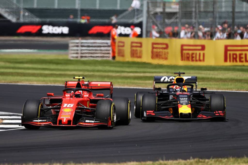 Negli ultimi giorni si è fatto velocemente strada un inaspettabile rumor che ipotizzerebbe il passaggio di Charles Leclerc in Red Bull. Si tratta però, chiaramente, di semplici voci che probabilmente cadranno a breve nel dimenticatoio.