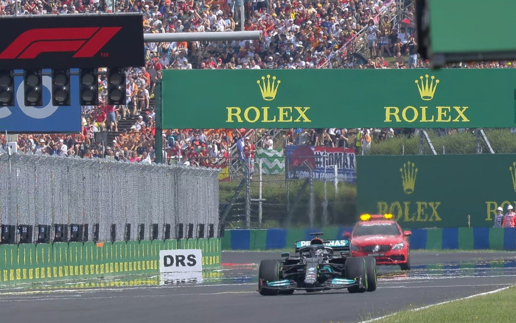 Una delle particolarità che sicuramente ricorderemo del GP d'Ungheria sarà la ripartenza dopo la bandiera rossa: Lewis Hamilton solo in griglia. Tutti gli altri piloti, infatti, erano entrati per mettere le gomme da asciutto mentre Mercedes aveva deciso, nonostante le richieste del suo pilota, di continuare con le stesse gomme; scelta rischiosa che alla fine è costata la vittoria. Ma cosa sarebbe successo se anche Hamilton fosse entrato in pit lane?