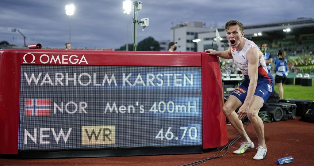 Karsten Warholm posa con il suo nuovo record