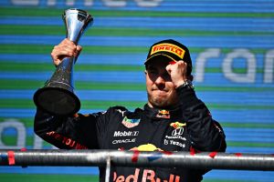 Sergio Pérez sul podio dopo aver corso senza sistema di idratazione