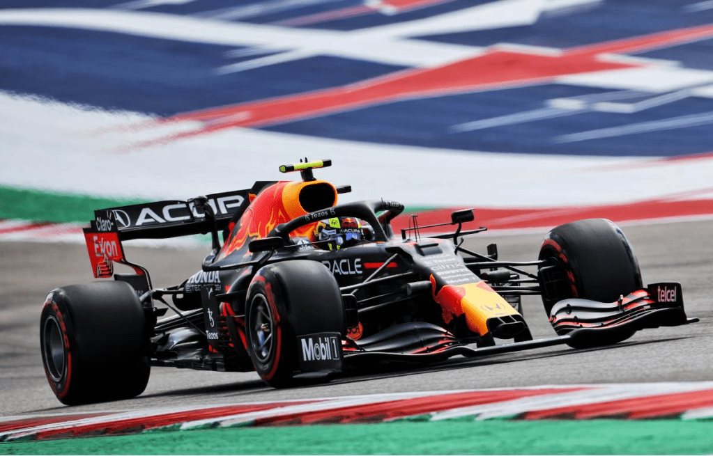 I fotografi a bordo pista hanno immortalato Pérez con la visiera alzata mentre percorreva il rettilineo principale. Cosa ha costretto il pilota messicano ad eseguire tale manovra? 
