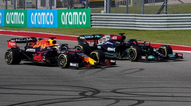 Sorpasso al primo giro tra Hamilton e Verstappen