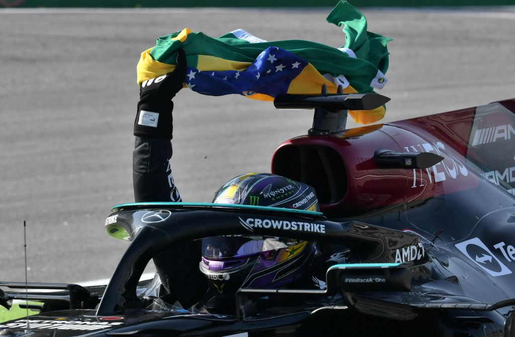Lewis Hamilton trionfante al termine del GP del Brasile