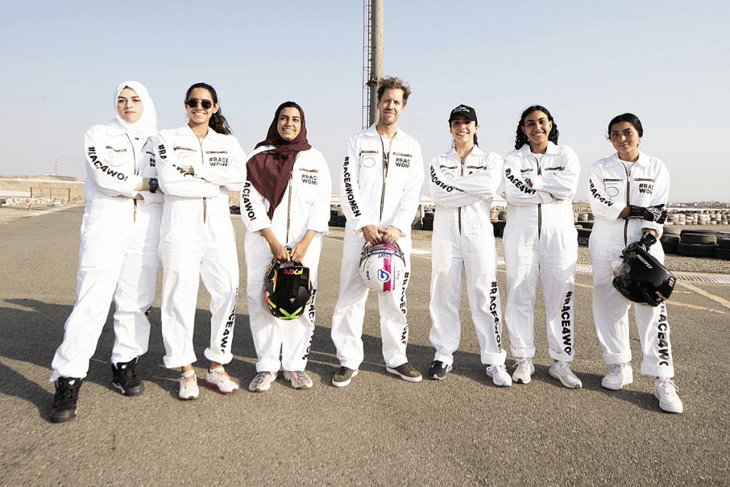 Sebastian Vettel ha organizzato un evento di karting femminile questo giovedì in Arabia Saudita. Il tedesco ha voluto sostenere il gruppo femminile del Paese, che non ha gli stessi diritti degli uomini, e attraverso consigli ed esperienze di vita, le ha aiutate a prendere più confidenza al volante.