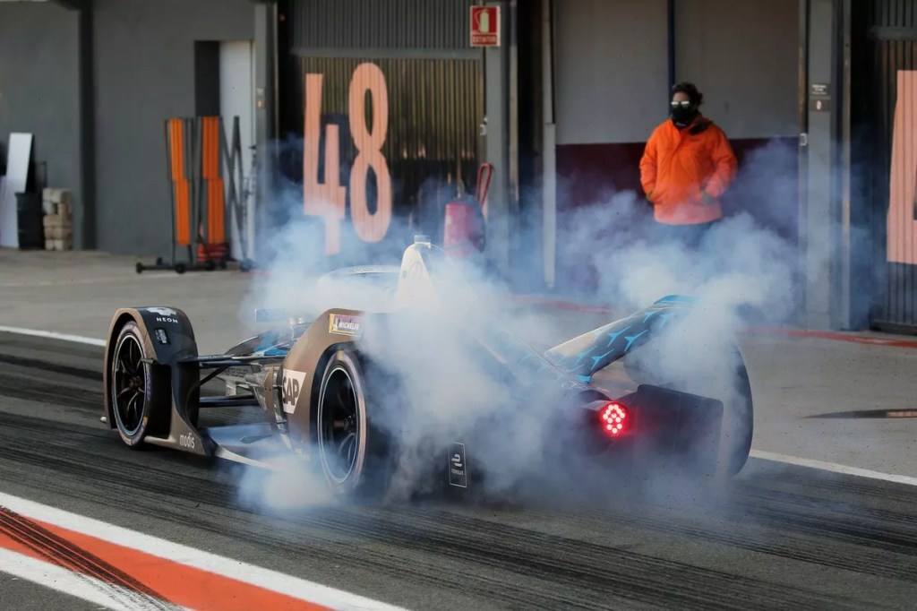 La FIA ha fissato quello che sarà il budget cap per i team iscritti al mondiale di Formula E, la base di partenza saranno 13 milioni di euro.
