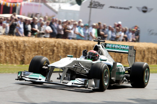 Brendon Hartley su Mercedes W02 durante il Goodwood Festival of Speed (2012).