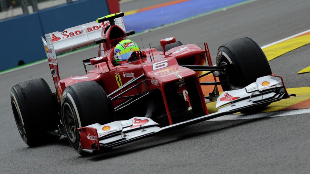 La scuderia di Maranello ha mostrato, tramite Twitter, le nuove maglie che addosso a: piloti, ingegneri e meccanici durante i weekend di gara
