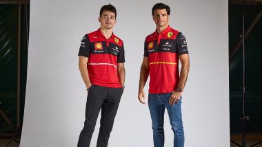 La scuderia di Maranello ha mostrato, tramite Twitter, le nuove maglie che addosso a: piloti, ingegneri e meccanici durante i weekend di gara
