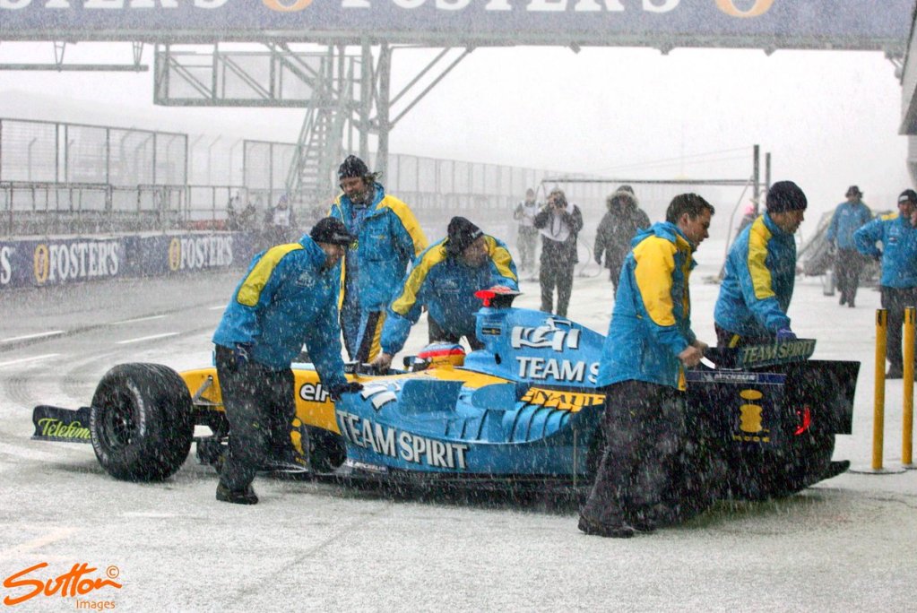Mancando ormai solo due settimane ai test pre-stagionali di Barcellona, rivediamo le 10 cose più strane mai accadute nei test.