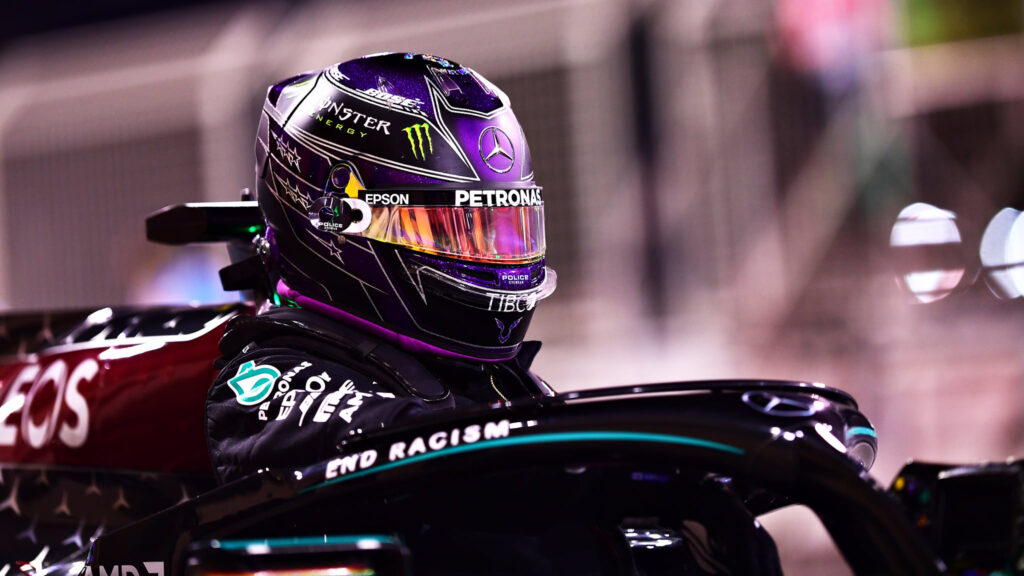 Lewis sulla sua Mercedes