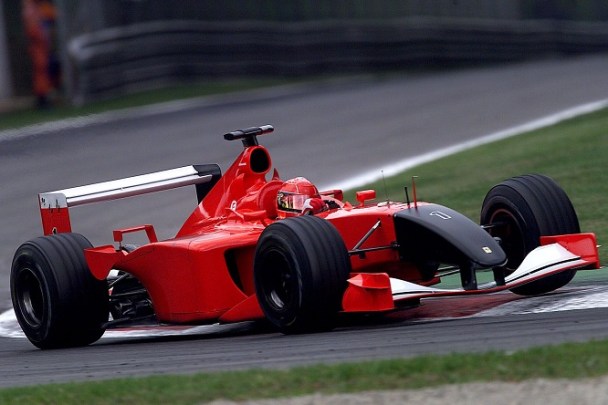 La scuderia di Maranello ha mostrato, tramite Twitter, le nuove maglie che addosso a: piloti, ingegneri e meccanici durante i weekend di gara