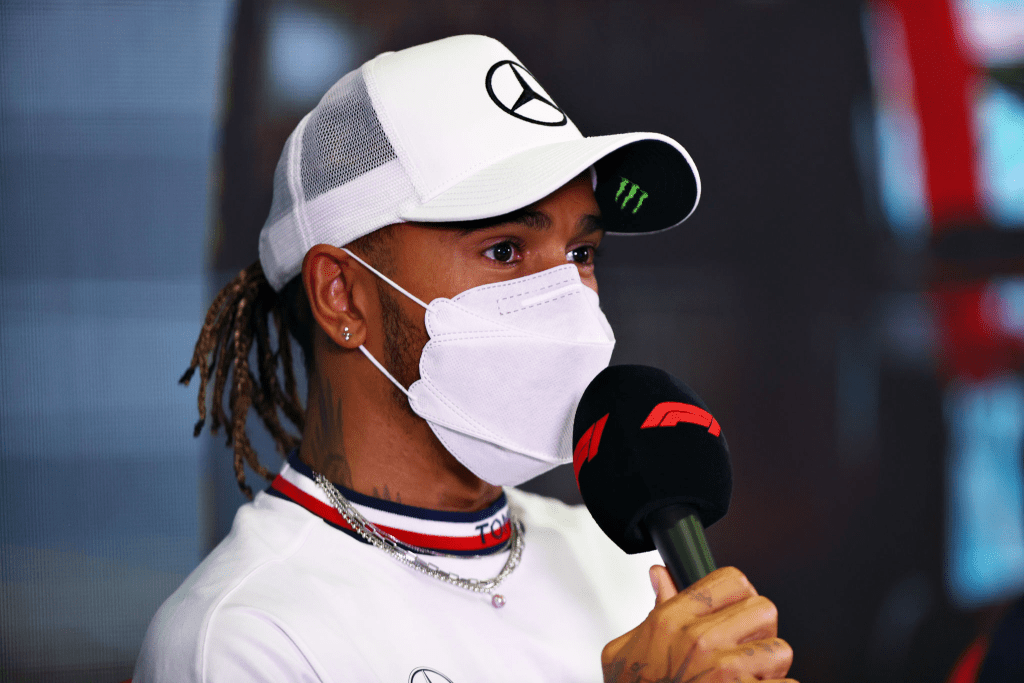 Frecciatina di Hamilton alla FIA: "Assicurarsi di avere commissari imparziali"