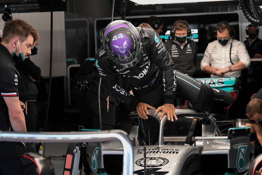 Lewis Hamilton si aspetta che la Ferrari abbia colto l'opportunità di fare più progressi con lo sviluppo della sua nuova vettura per il 2022 rispetto a quanto abbia fatto la Mercedes.