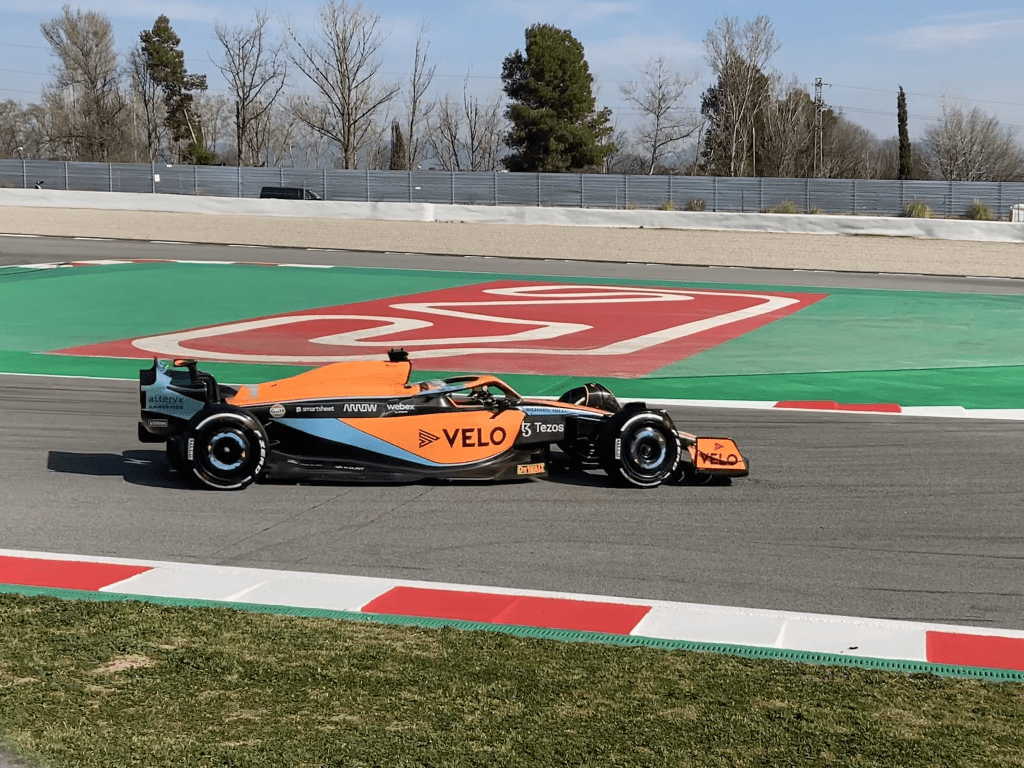 Daniel Ricciardo ha fatto segnare il miglior tempo nella sessione mattutina della seconda giornata di test pre-stagionali al Circuit de Catalunya di Barcellona.