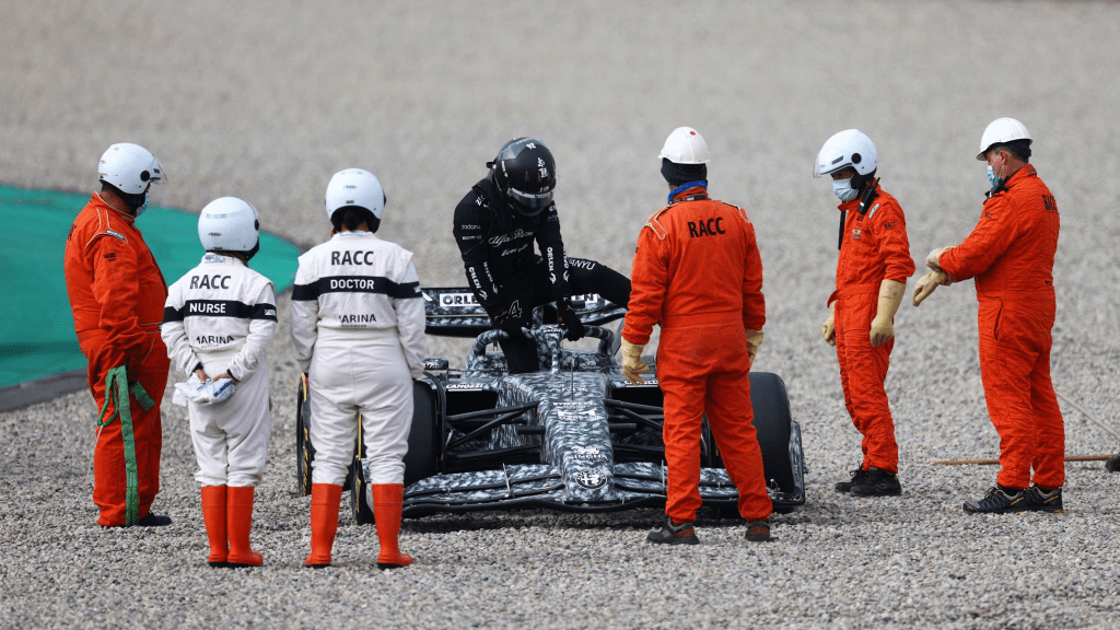 George Russell ha concluso l’ultima sessione mattutina di test in vetta alla classifica. Tante le bandiere rosse sventolate nel corso di questo venerdì.