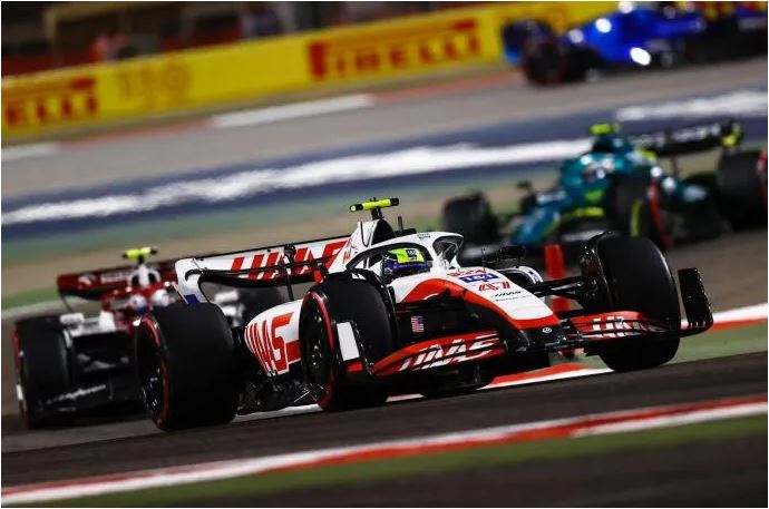 Grazie a un ottimo motore Ferrari, Haas e Alfa Romeo hanno condotto un'eccellente gara sfrecciando per le dune del Bahrain.