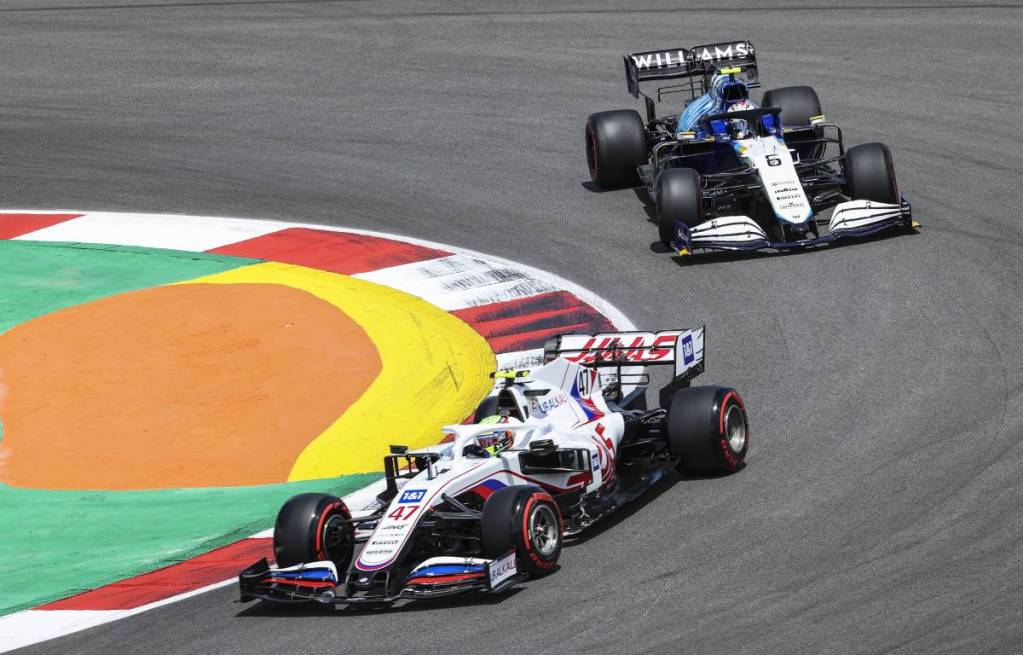 Con tutte le circostanze che hanno riportato Kevin Magnussen in Formula 1 al posto di Nikita Mazepin, la situazione di Mick all'interno del team e non solo è cambiata come se nulla fosse.
