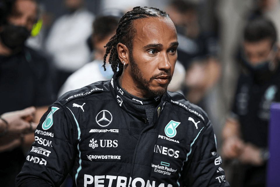 Lewis Hamilton crede che ci sia ancora bisogno di "almeno quattro gare" per comprendere al meglio la vettura dopo dei "test difficili".
