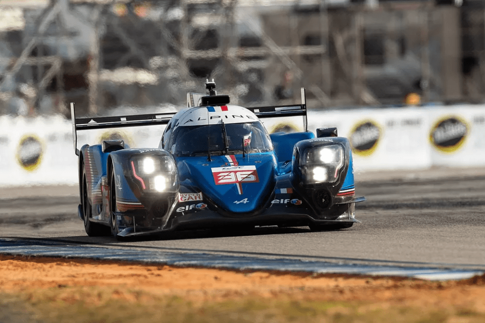 Alpine ha vinto la 1000 Miglia di Sebring, il round di apertura del FIA World Endurance Championship, che è stato sospeso per tre volte a causa di un enorme incidente per la Toyota #7 e il pericolo di temporali nella zona.