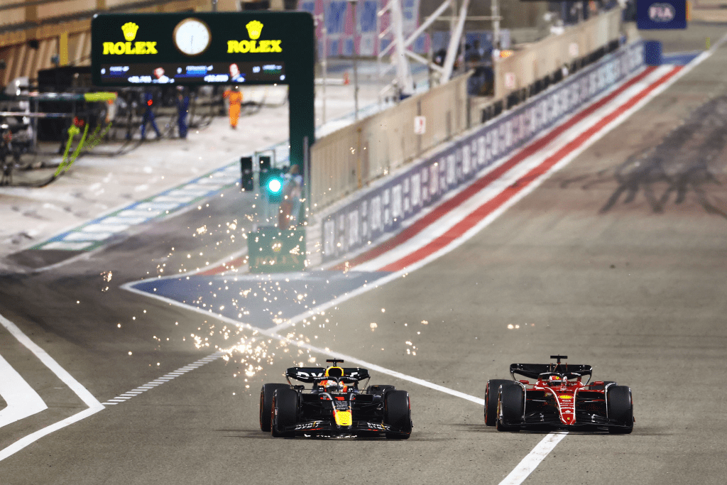 Charles Leclerc ha rivelato di aver utilizzato lo stesso trucco nei confronti di Max Verstappen tre volte durante il Gran Premio del Bahrain per assicurarsi di mantenere il comando della gara.