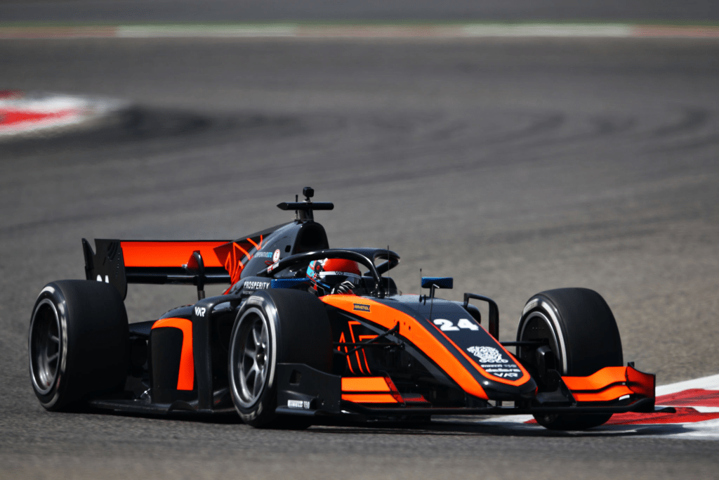 Il pilota del team Hitech GP Juri Vips è stato il più veloce nella prima sessione della seconda giornata di test pre-stagionali di Formula 2 in Bahrain, interrotta da tre bandiere rosse.