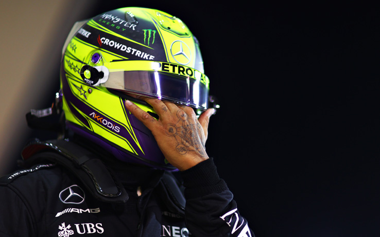 Lewis Hamilton non è riuscito a superare la Q1 in Arabia Saudita. La Mercedes ha spiegato cosa è successo a Jeddah e perché il britannico ha sofferto tra i muretti sauditi.